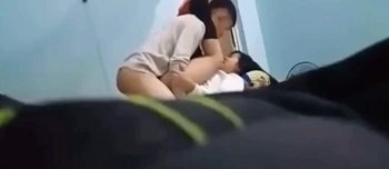 Bố mẹ về nhà bắt gặp đang trần truồng với người yêu